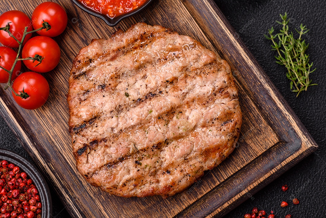 Imagem mostra um bife grelhado, provavelmente de carne bovina