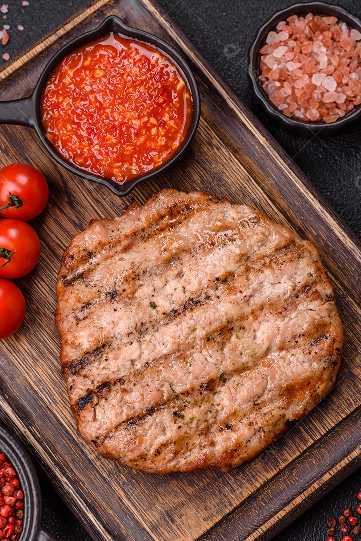 Imagem mostra um bife grelhado, provavelmente de carne bovina