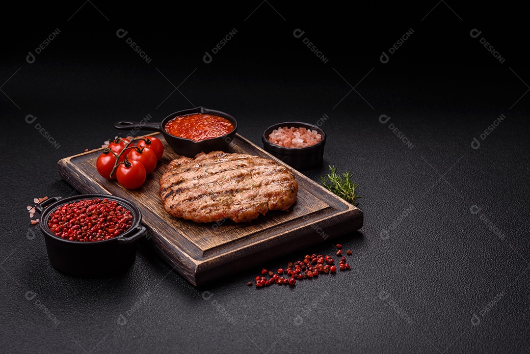 Imagem mostra um bife grelhado, provavelmente de carne bovina