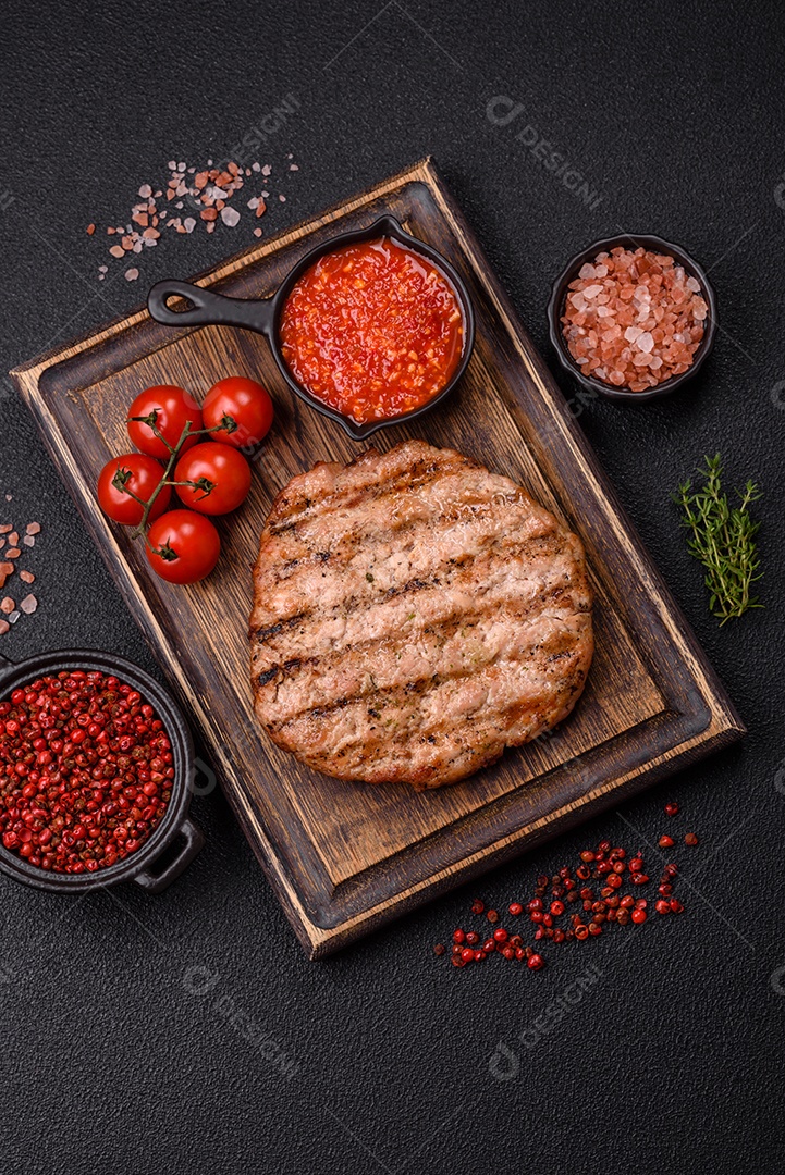 Imagem mostra um bife grelhado, provavelmente de carne bovina