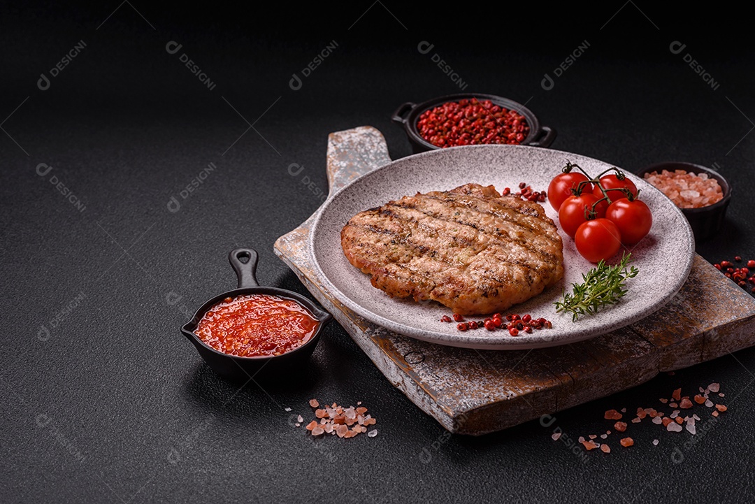 Imagem mostra um bife grelhado, provavelmente de carne bovina