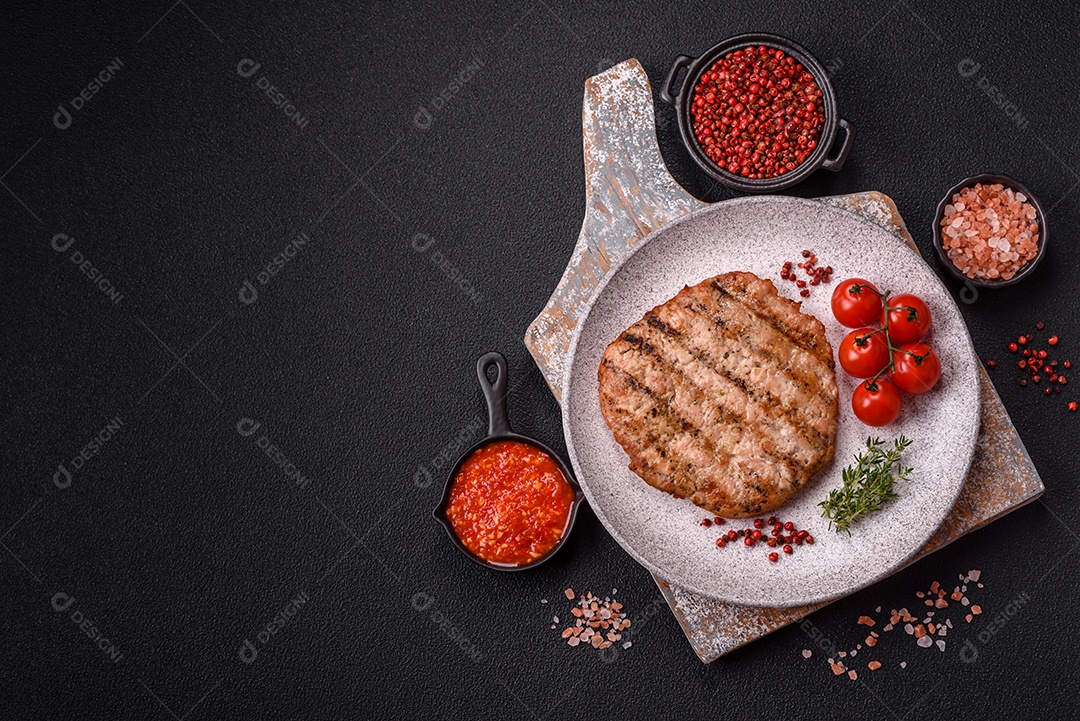 Imagem mostra um bife grelhado, provavelmente de carne bovina