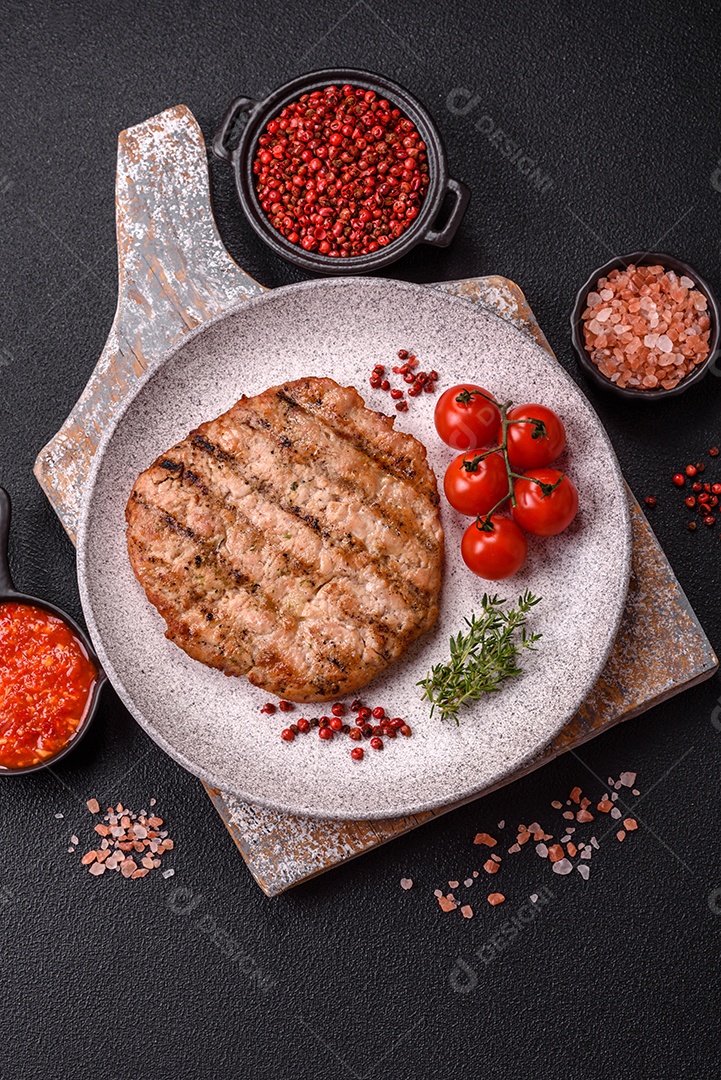 Imagem mostra um bife grelhado, provavelmente de carne bovina