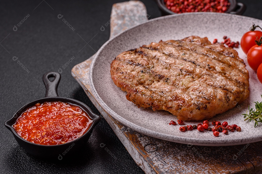 Imagem mostra um bife grelhado, provavelmente de carne bovina