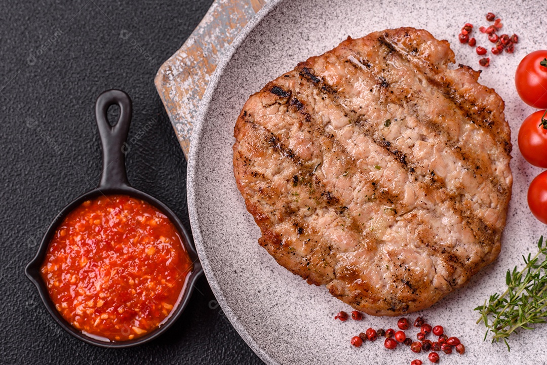 Imagem mostra um bife grelhado, provavelmente de carne bovina