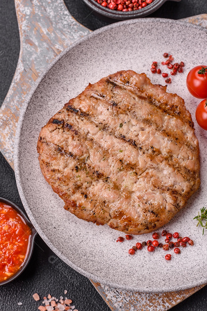 Imagem mostra um bife grelhado, provavelmente de carne bovina