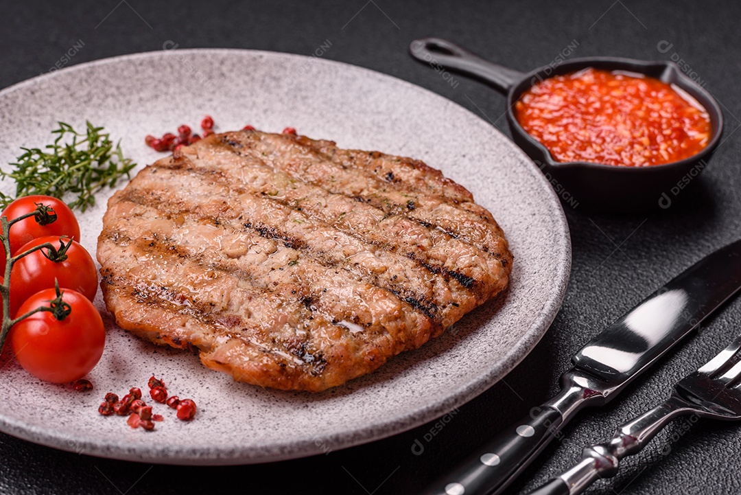 Imagem mostra um bife grelhado, provavelmente de carne bovina