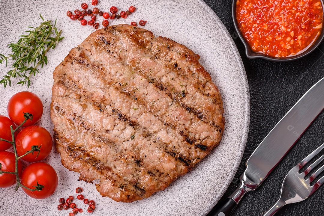 Imagem mostra um bife grelhado, provavelmente de carne bovina