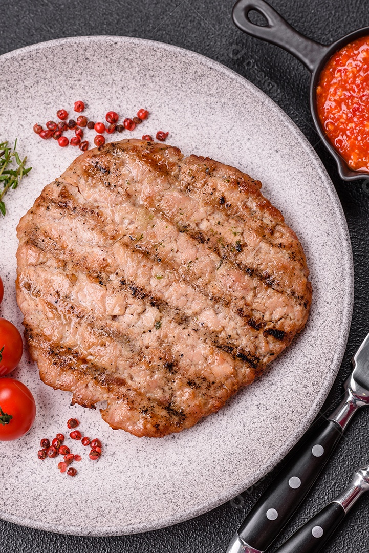 Imagem mostra um bife grelhado, provavelmente de carne bovina