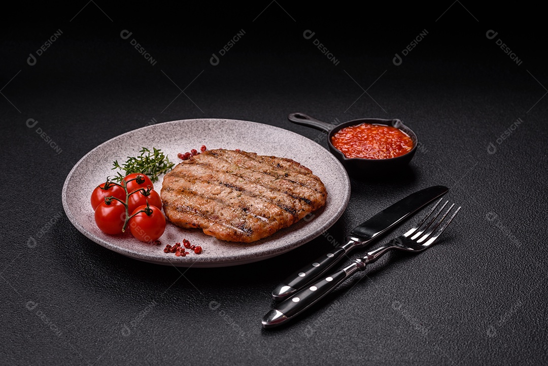 Imagem mostra um bife grelhado, provavelmente de carne bovina