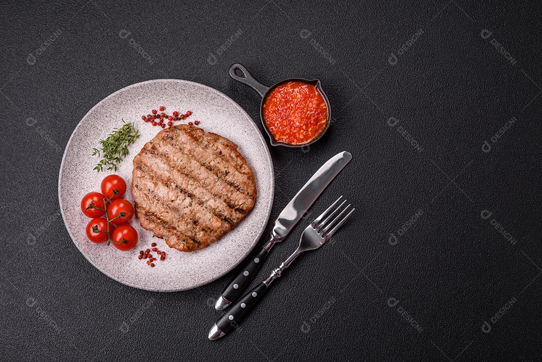 Imagem mostra um bife grelhado, provavelmente de carne bovina