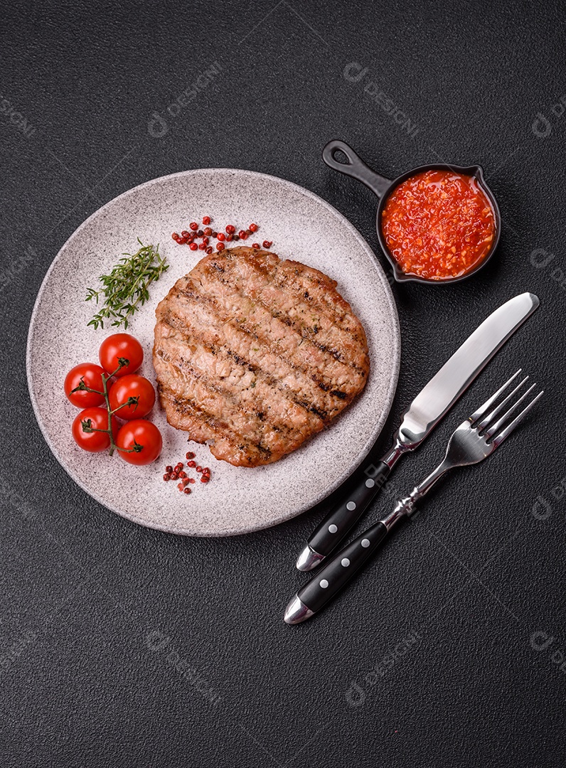 Imagem mostra um bife grelhado, provavelmente de carne bovina