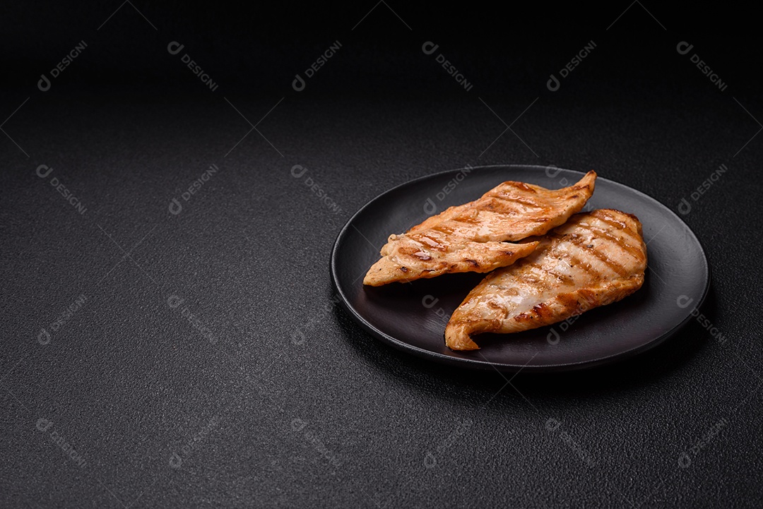 Imagem mostra peitos de frango grelhados, que são uma opção de refeição popular e nutritiva