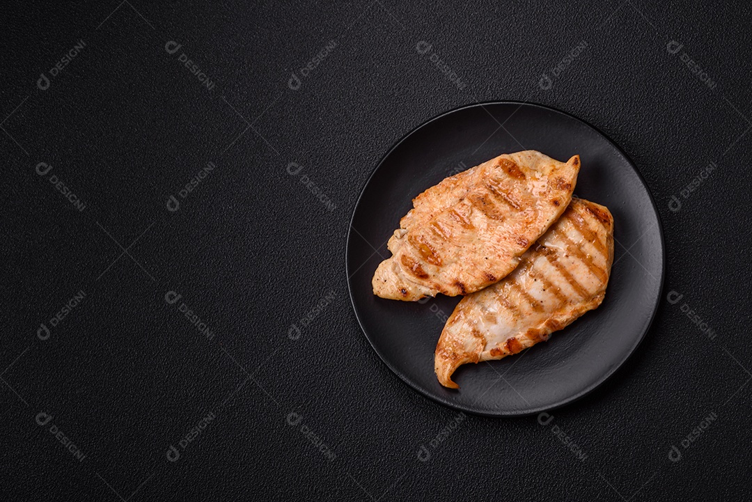 Imagem mostra peitos de frango grelhados, que são uma opção de refeição popular e nutritiva