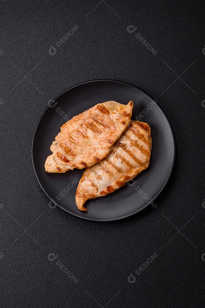 Imagem mostra peitos de frango grelhados, que são uma opção de refeição popular e nutritiva