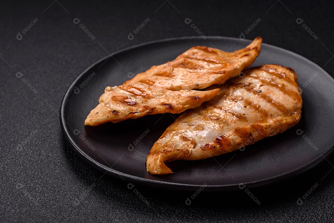 Imagem mostra peitos de frango grelhados, que são uma opção de refeição popular e nutritiva