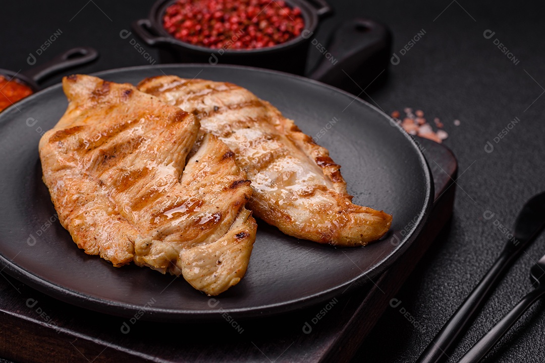 Imagem mostra peitos de frango grelhados, que são uma opção de refeição popular e nutritiva