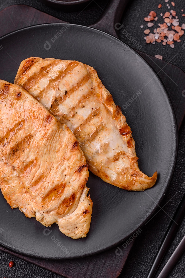 Imagem mostra peitos de frango grelhados, que são uma opção de refeição popular e nutritiva