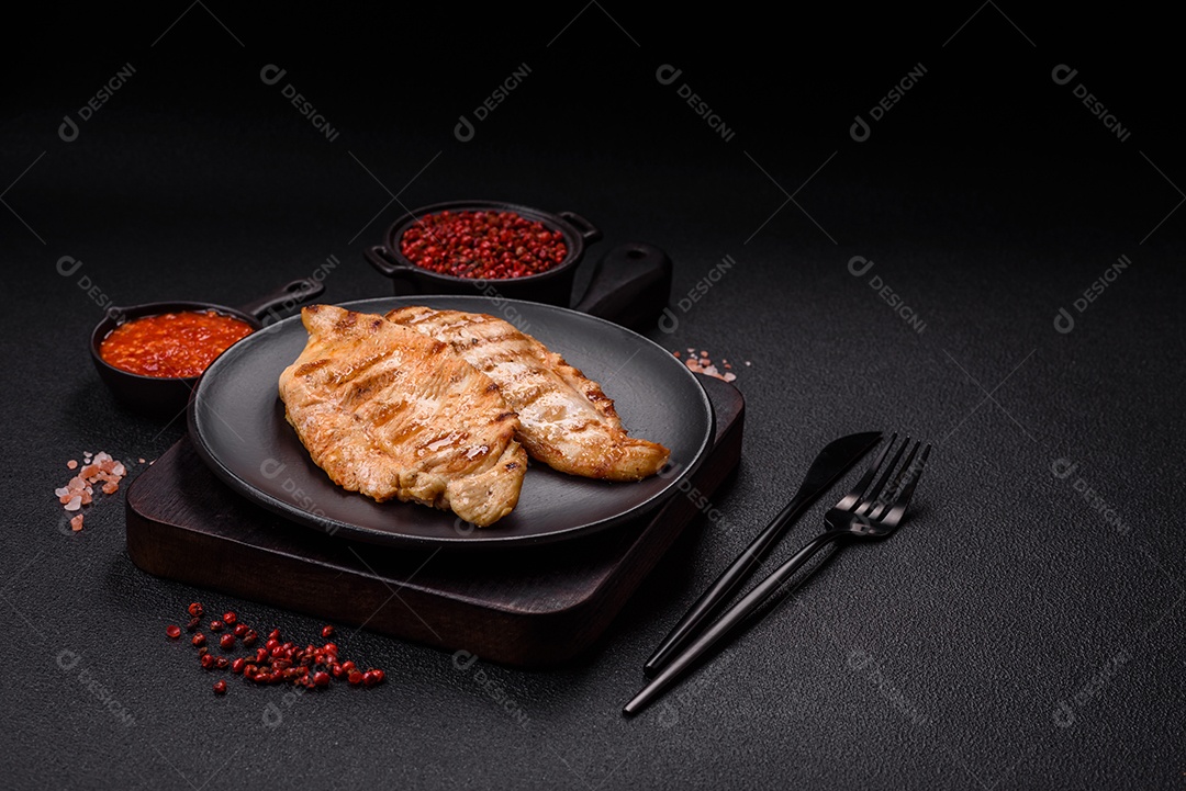 Imagem mostra peitos de frango grelhados, que são uma opção de refeição popular e nutritiva