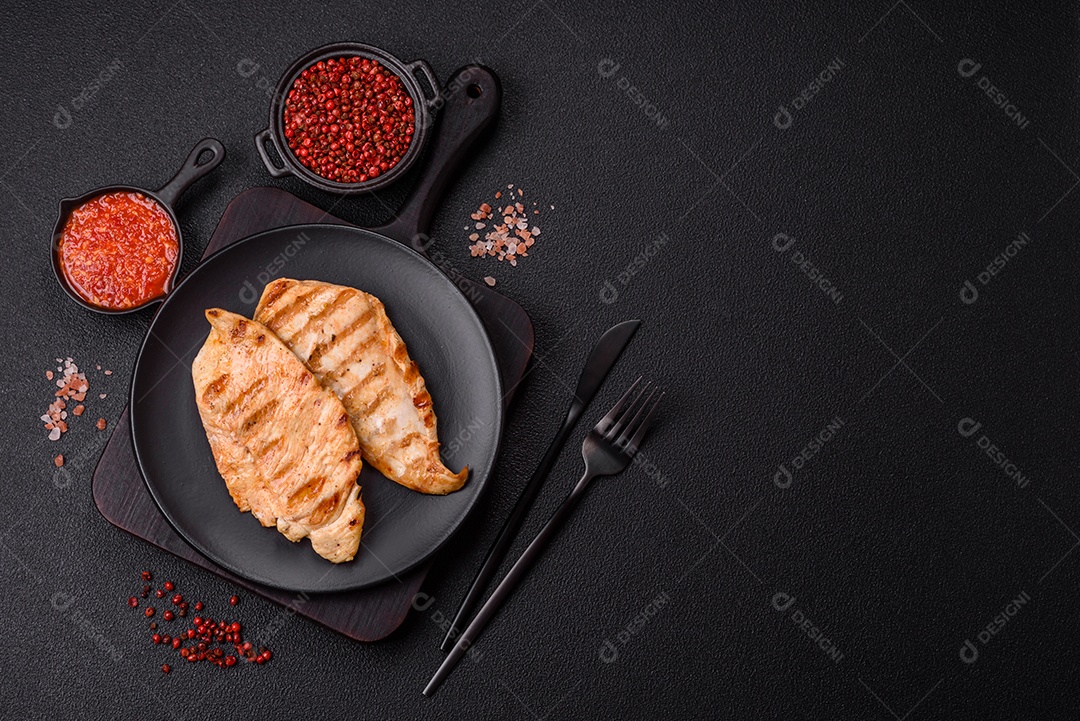 Imagem mostra peitos de frango grelhados, que são uma opção de refeição popular e nutritiva