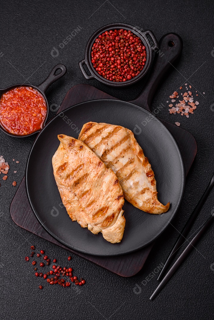 Imagem mostra peitos de frango grelhados, que são uma opção de refeição popular e nutritiva