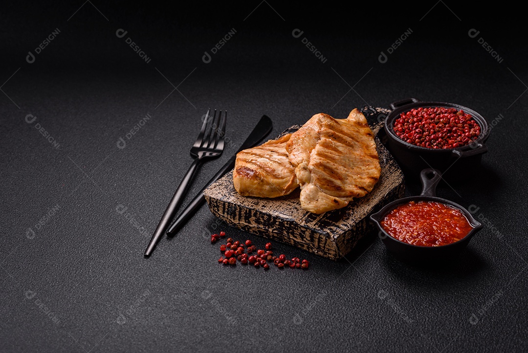 Imagem mostra peitos de frango grelhados, que são uma opção de refeição popular e nutritiva