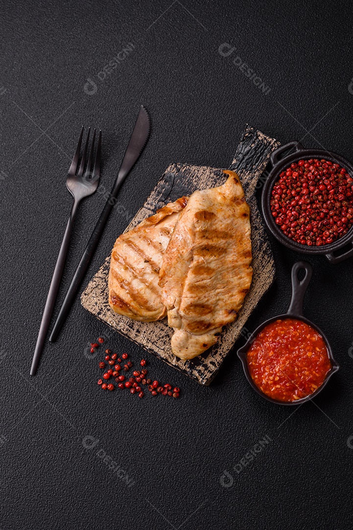 Imagem mostra peitos de frango grelhados, que são uma opção de refeição popular e nutritiva