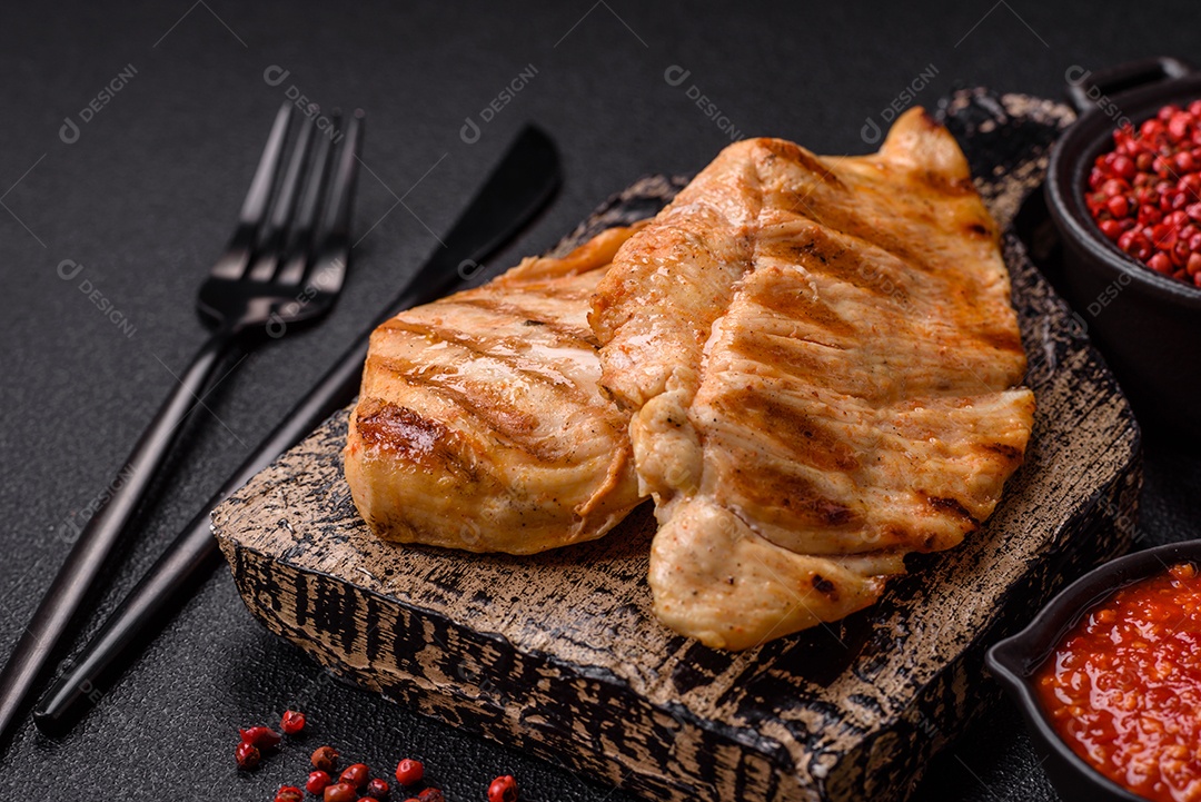 Imagem mostra peitos de frango grelhados, que são uma opção de refeição popular e nutritiva