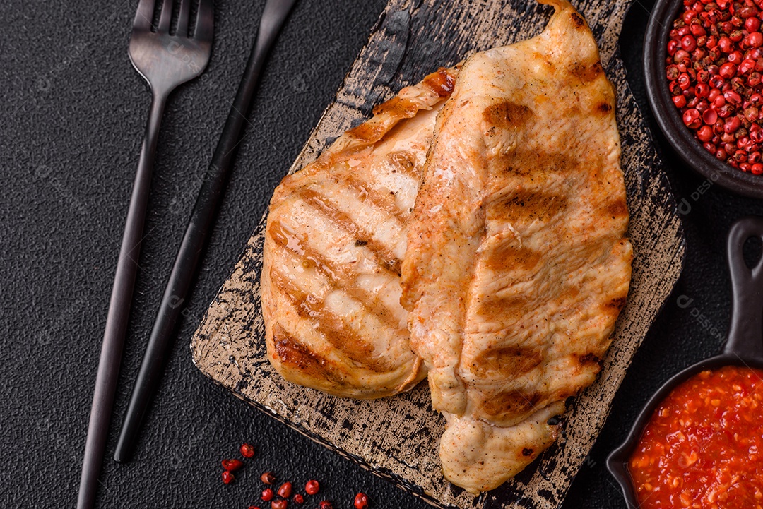 Imagem mostra peitos de frango grelhados, que são uma opção de refeição popular e nutritiva