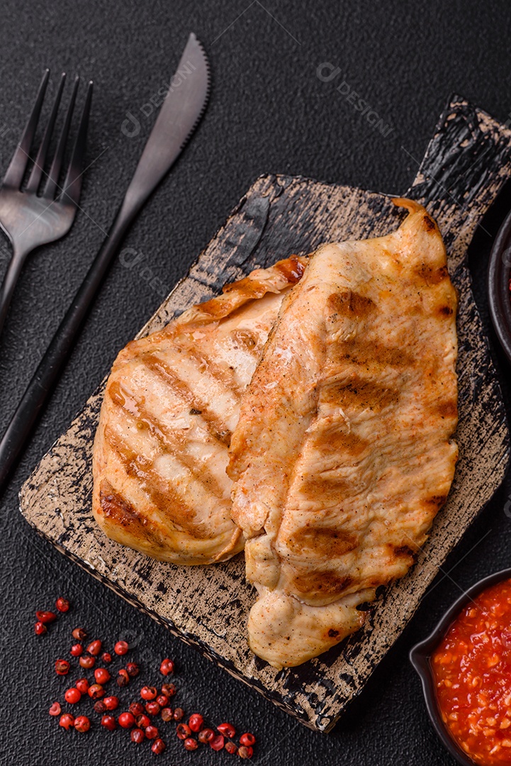 Imagem mostra peitos de frango grelhados, que são uma opção de refeição popular e nutritiva