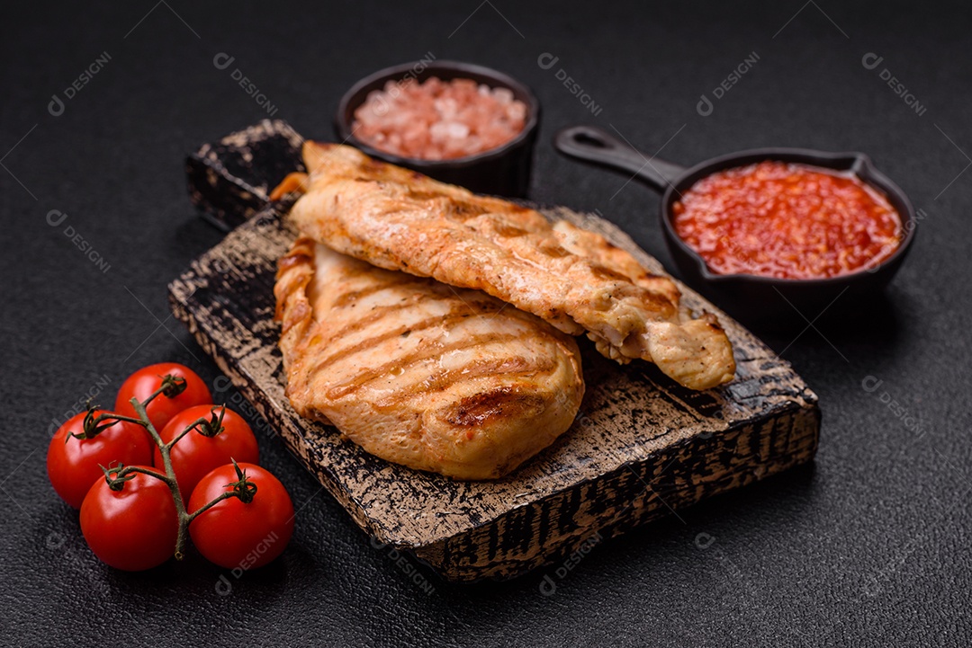 Imagem mostra peitos de frango grelhados, que são uma opção de refeição popular e nutritiva