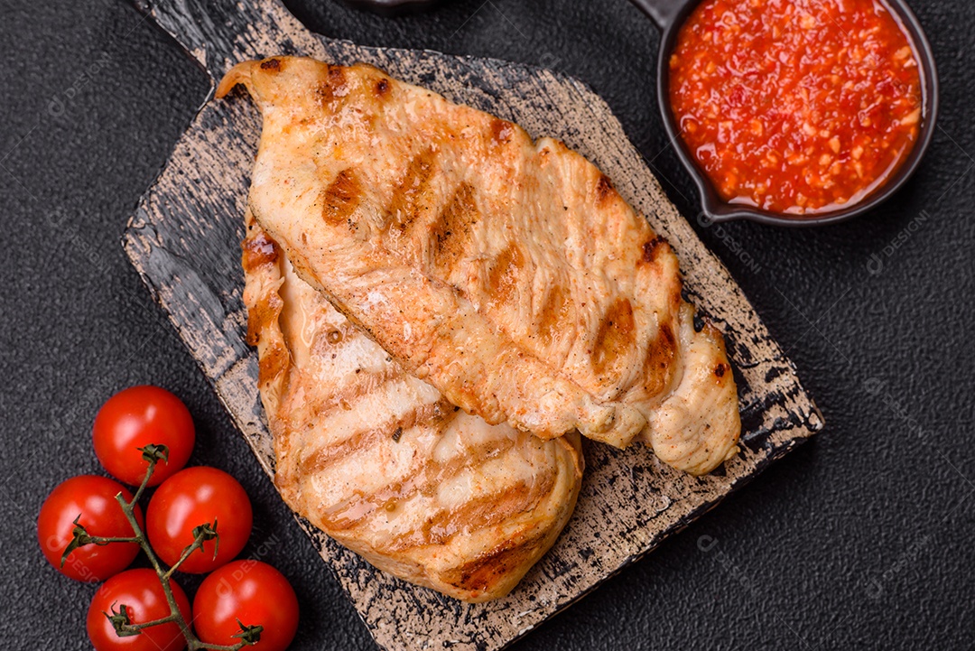 Imagem mostra peitos de frango grelhados, que são uma opção de refeição popular e nutritiva