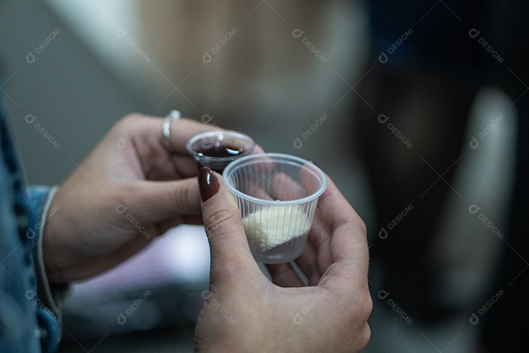 Mão de uma mulher segurando santa ceia sob uma igreja
