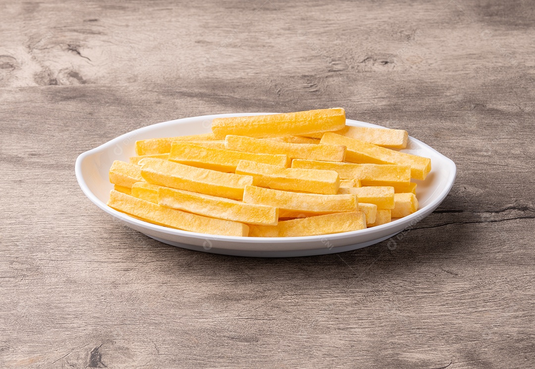 A imagem mostra uma porção de polenta frita