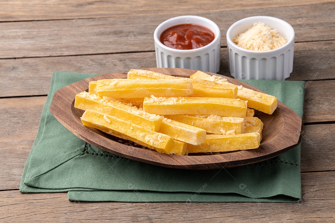 A imagem mostra uma porção de polenta frita