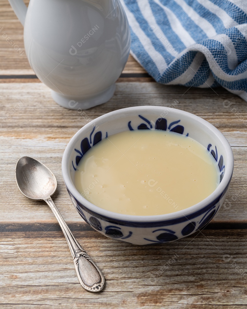 A imagem mostra uma tigela com leite condensado.