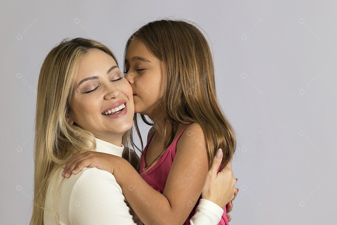 Linda mãe ao lado de sua filha sobre fundo isolado branco