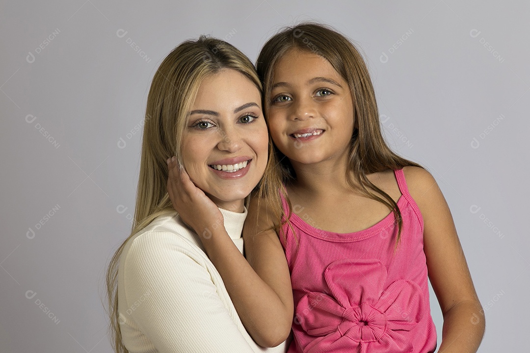 Linda mãe jovem ao lado de sua filha fundo isolado branco