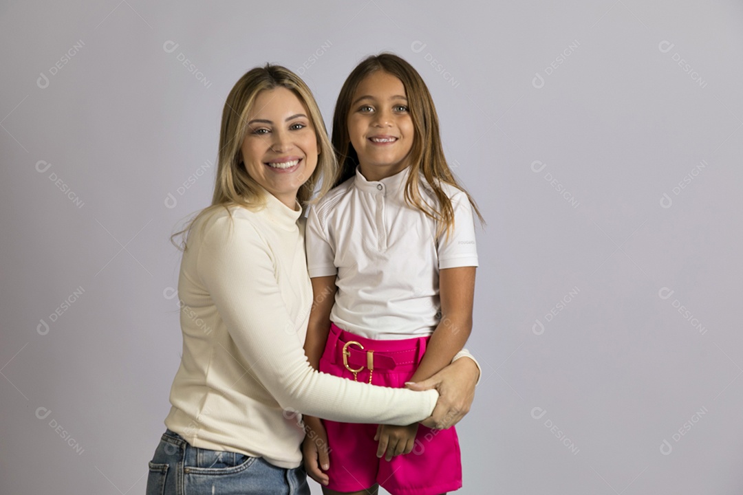 Linda mãe jovem ao lado de sua filha fundo isolado branco