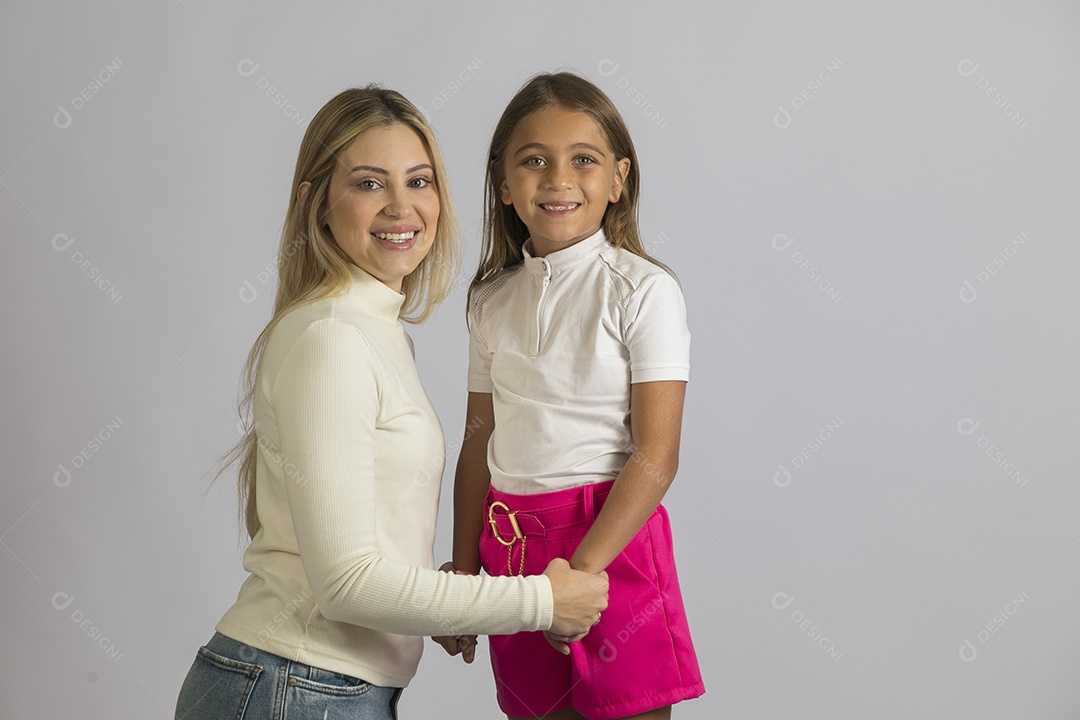 Linda mãe jovem ao lado de sua filha fundo isolado branco