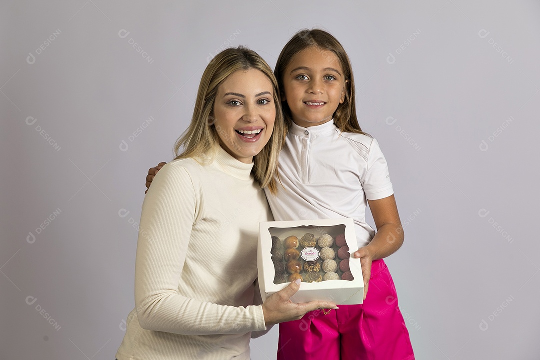 Linda mãe jovem ao lado de sua filha fundo isolado branco