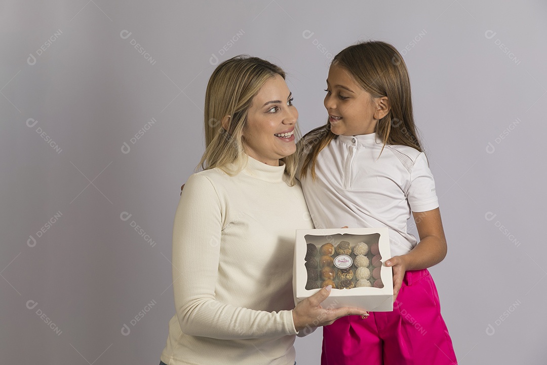 Linda mãe jovem ao lado de sua filha fundo isolado branco