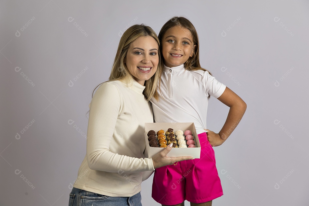 Linda mãe jovem ao lado de sua filha fundo isolado branco