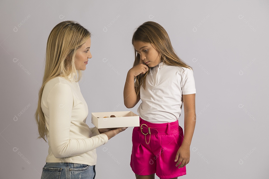 Linda mãe jovem ao lado de sua filha fundo isolado branco