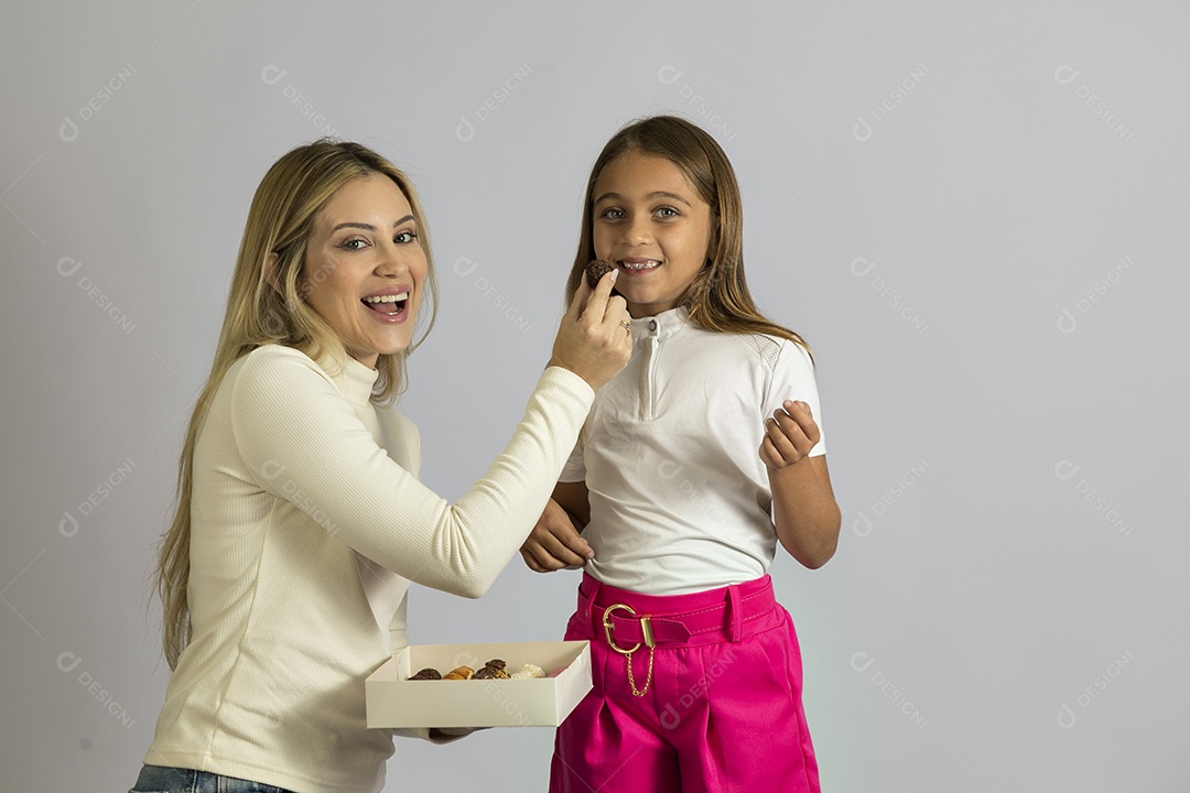 Linda mãe jovem ao lado de sua filha fundo isolado branco