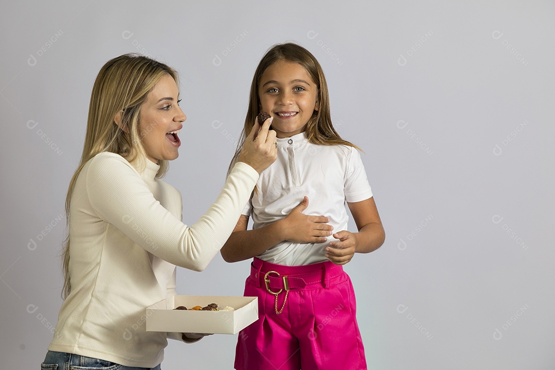 Linda mãe jovem ao lado de sua filha fundo isolado branco