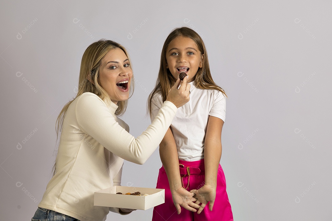 Linda mãe jovem ao lado de sua filha fundo isolado branco
