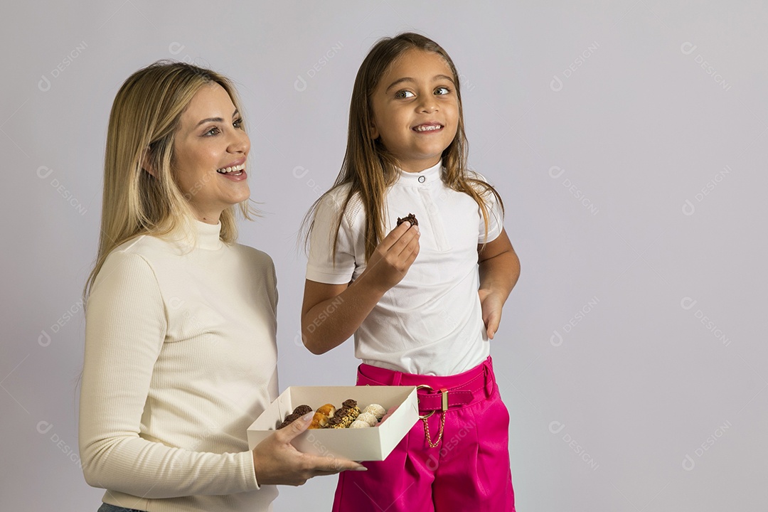 Linda mãe jovem ao lado de sua filha fundo isolado branco