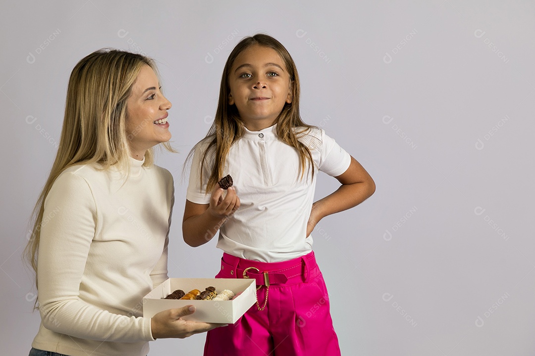 Linda mãe jovem ao lado de sua filha fundo isolado branco