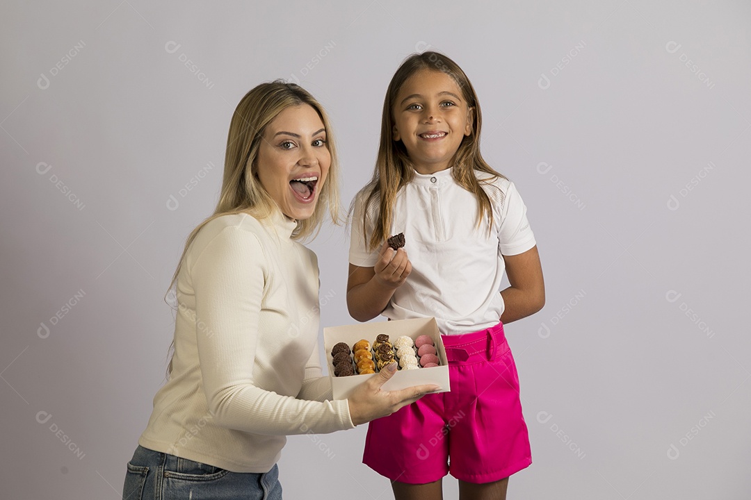 Linda mãe jovem ao lado de sua filha fundo isolado branco